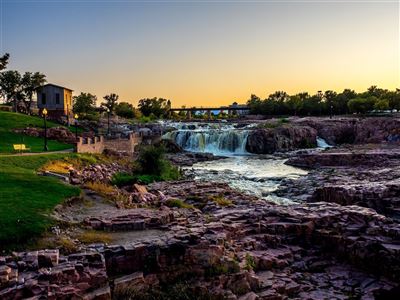 Wasserfälle in Sioux Falls bei Sonnenuntergang